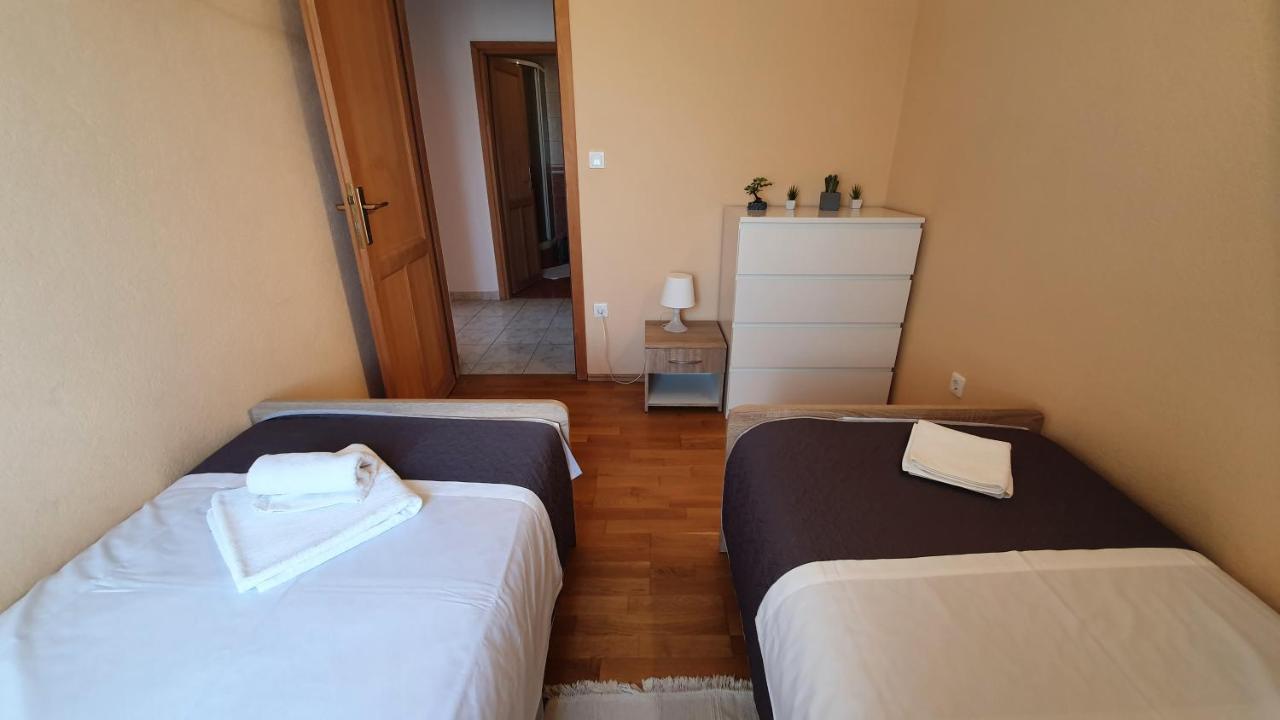 Apartments Miki Pag Town Esterno foto