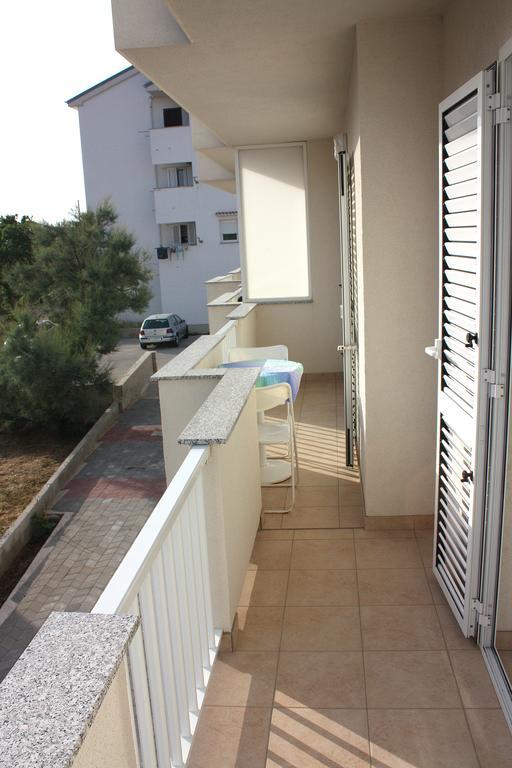 Apartments Miki Pag Town Esterno foto